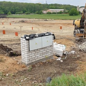 17/05/2019
dokončuje se rozpojovací skříň - napojeni stavby na elektriku