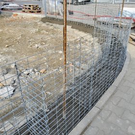 vznikající gabion "v zatáčce"